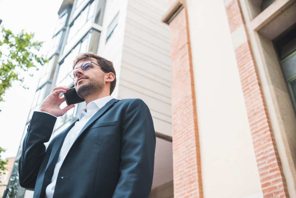 Advogado de imigração USA falando ao telefone, foco em green card e work visa.