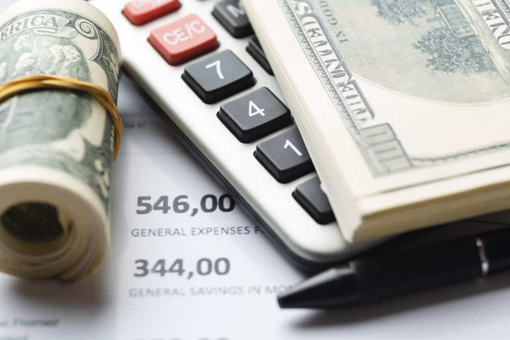 Advogado de imigração USA com documentos financeiros e calculadora.