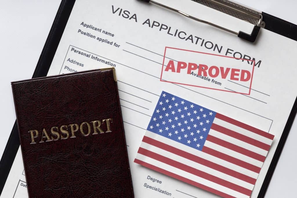 Advogado de imigração USA com visto aprovado e passaporte americano.